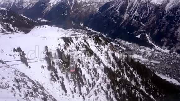 缆车车厢可乘坐至法国夏莫尼山勃朗峰视频的预览图
