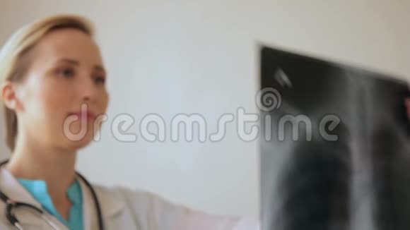 女医生对乳房x光图像的治疗是幸福的视频的预览图