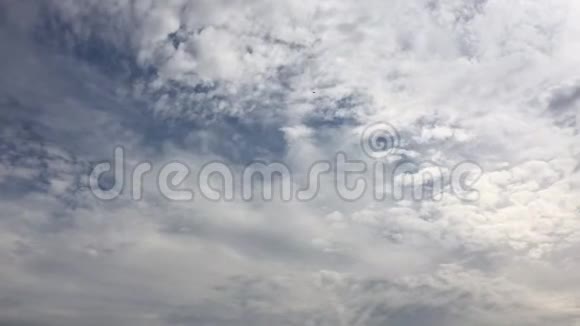 多云的天空白云在蓝天上的烈日下消失了延时运动云蓝天背景蓝天白色的c视频的预览图