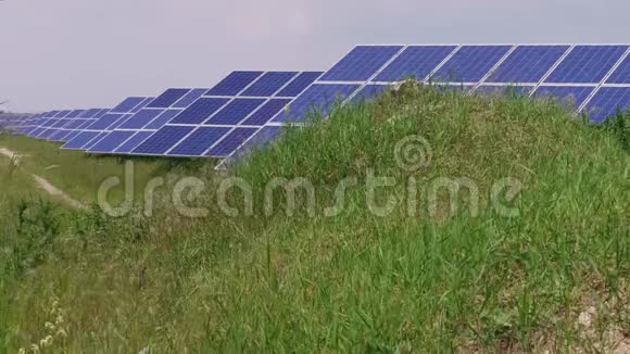 太阳能公园电池面板产生绿色能源草视频的预览图