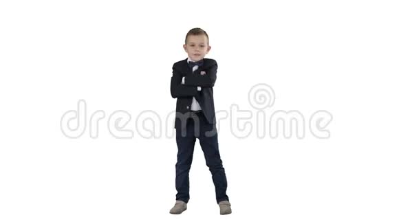 小男孩穿着白色背景的正式服装交叉双手视频的预览图