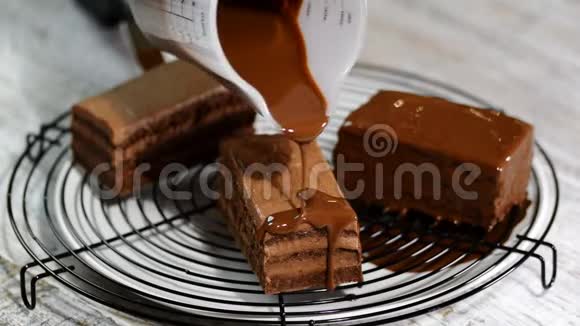 巧克力蛋糕上的糖霜自制甜点上的巧克力釉合上饼干蛋糕装饰顶部视频的预览图