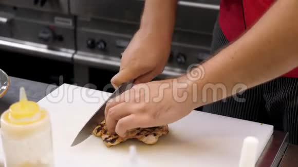 煮手切一块炸鸡胸肉视频的预览图