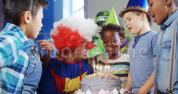 有小丑的小孩在生日派对上吹蜡烛视频的预览图
