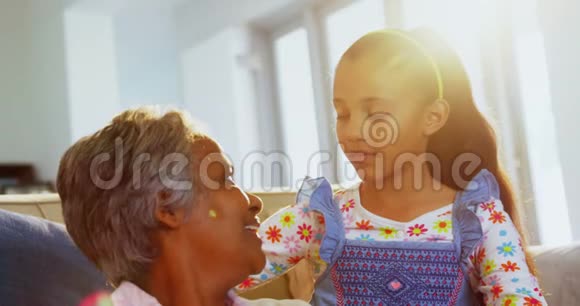 孙女在客厅里给祖母梳头视频的预览图
