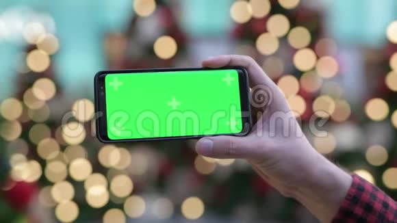 青少年使用电话对抗照明圣诞树户外活动视频的预览图