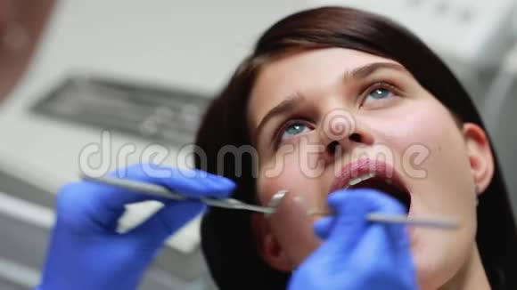 牙医检查病人牙齿关闭视频的预览图