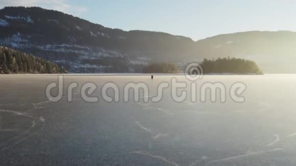 冰在冰冻的湖面上滑冰视频的预览图