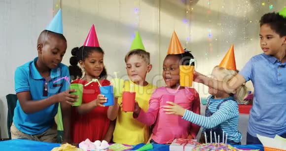 生日派对期间祝酒的孩子们快乐视频的预览图