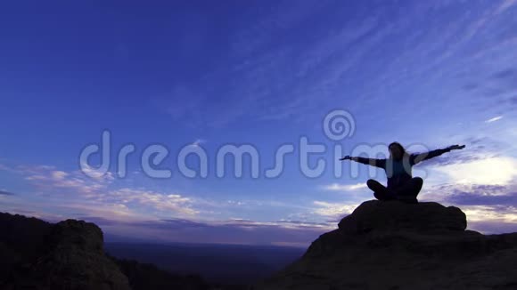 在山顶上做瑜伽的年轻女孩视频的预览图
