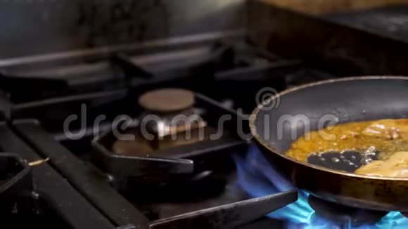 在厨房的炉子上煮鹅肝视频的预览图