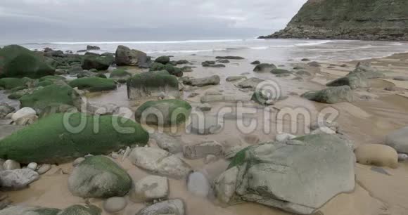 海滩在坎布里奇海岩石和细沙背景是波浪视频的预览图