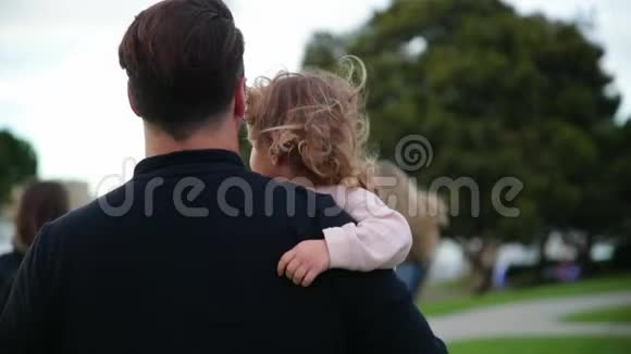 女儿坐在父亲的手上女儿拥抱父亲笑了他们一起在户外散步视频的预览图