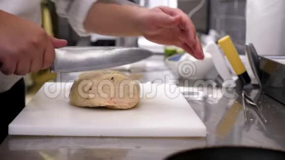 男性厨师手切一块鹅肝视频的预览图