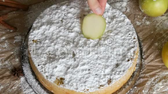 一片美味的新鲜出炉的自制的葱郁的苹果派夏洛特浓粉加入糖粉视频的预览图