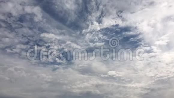 多云的天空白云在蓝天上的烈日下消失了延时运动云蓝天背景蓝天白色的c视频的预览图