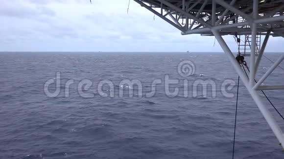 海上直升机甲板海面背景视频的预览图