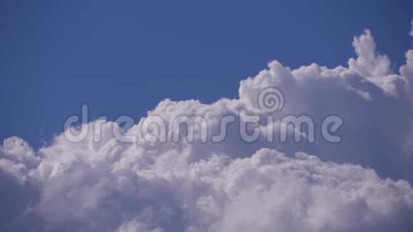蓝天上白色积雨云的实时图像视频的预览图