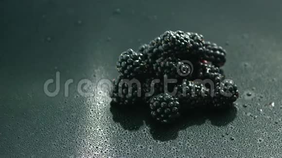 潮湿表面的一堆闪亮的黑莓视频的预览图