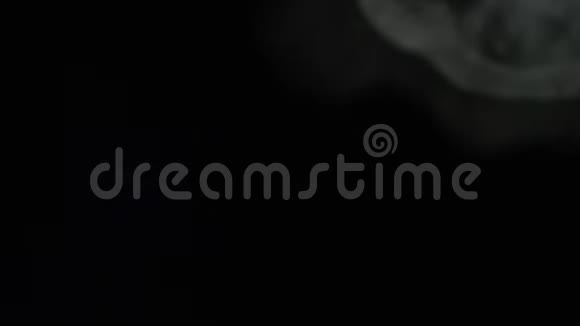 迷人的近景白色烟雾漂浮在黑色背景上库存录像孤立于黑色视频的预览图