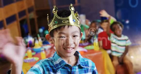 4k生日派对期间戴王冠的男孩手挽着手视频的预览图