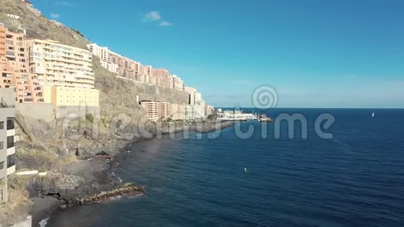 海边山坡上的鸟瞰式住宅建筑视频的预览图