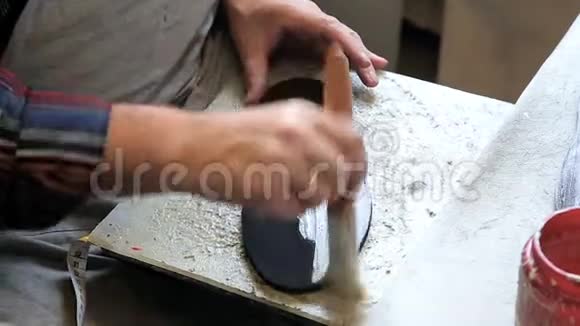 在工作的人在修鞋视频的预览图