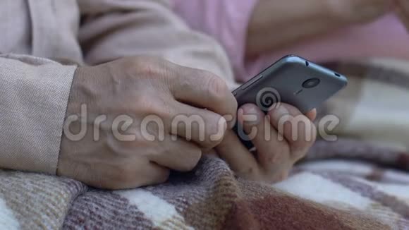 老人在智能手机上使用移动应用程序通过互联网冲浪支付账单视频的预览图
