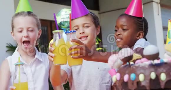 孩子们在4k房子的后院品尝果汁视频的预览图