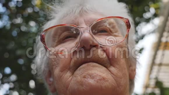 老妇人挺直眼镜向前看户外祖母的肖像奶奶戴眼镜视频的预览图