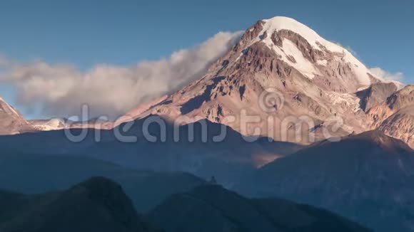 高山景观Kazbek山被雪覆盖峡谷古教堂在山上视频的预览图