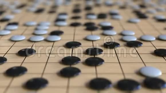中国古代围棋棋盘上的黑白棋子可循环动画视频的预览图