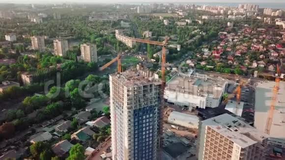 空中无人机射击大城市开发区高层建筑的建设日落拍摄小的视频的预览图
