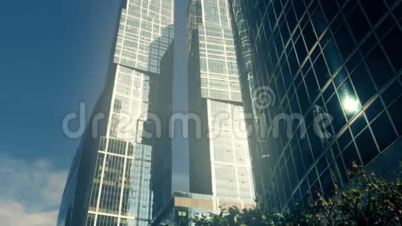 阳光明媚的一天商业区摩天大楼的时间流逝视频的预览图
