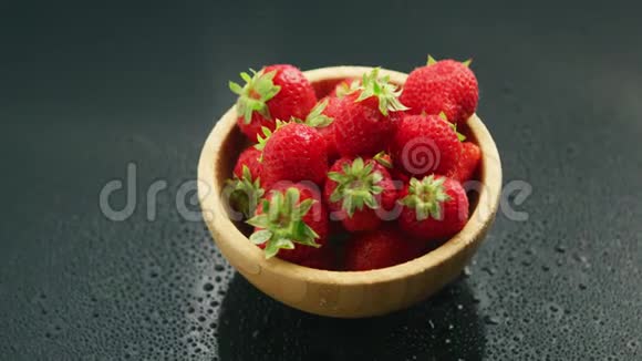 小碗鲜红色草莓视频的预览图