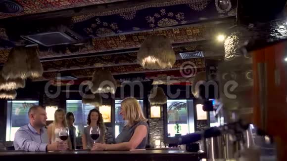 女伴在酒吧附近的餐馆里见面视频的预览图