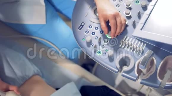 超声波治疗期间女性胃的俯视图医学超声扫描视频的预览图