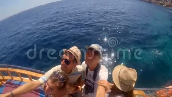 快乐的男孩和女孩在暑假在海上航行中玩得开心马耳他暑假快乐的概念视频的预览图