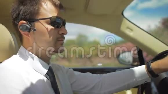 高级出租车司机在度假村驾驶汽车与乘客交谈视频的预览图