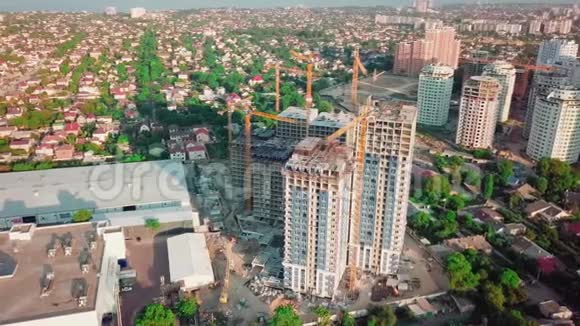 空中无人机射击大城市发展区域高层建筑建设日落时分在框架里视频的预览图