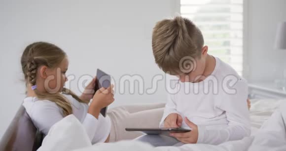 家中卧室里的婴儿用数码平板电脑视频的预览图