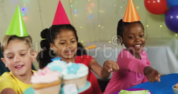 孩子们在生日聚会上指着甜食视频的预览图