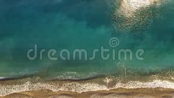 冲浪的俯视图视频的预览图