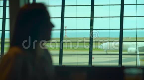 一对夫妇在机场咖啡厅喝咖啡在飞机上聊天视频的预览图