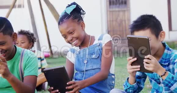 孩子们在4k房子的后院使用数码平板电脑视频的预览图