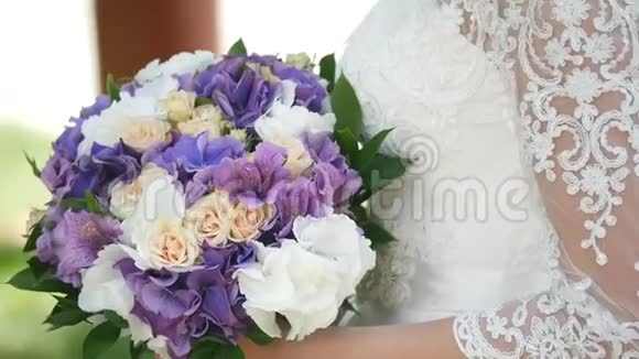 新娘手中美丽婚礼花束视频的预览图
