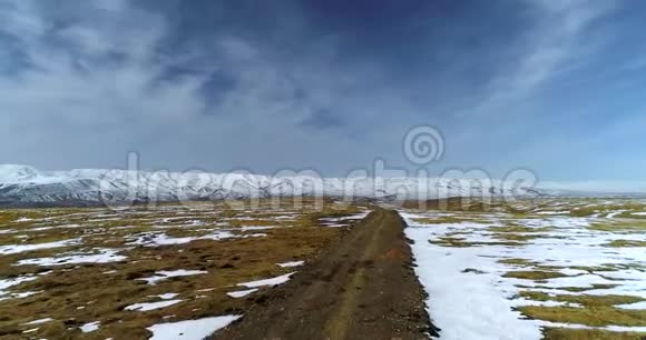 西藏高原上的车轨视频的预览图