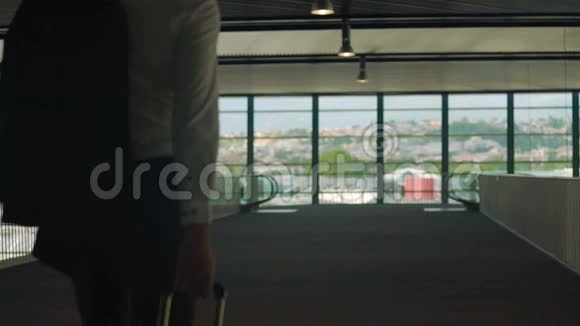 夫妻穿着正式服装带着行李在机场散步出差伴侣视频的预览图