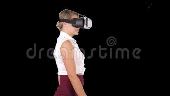 穿着VR耳机走路的女人阿尔法频道视频的预览图