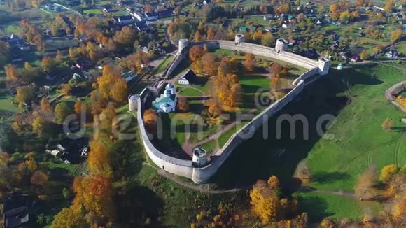 观伊兹博尔斯克要塞十月天航拍视频俄罗斯老伊斯博斯克视频的预览图